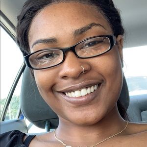 Meet your Posher, Alexis